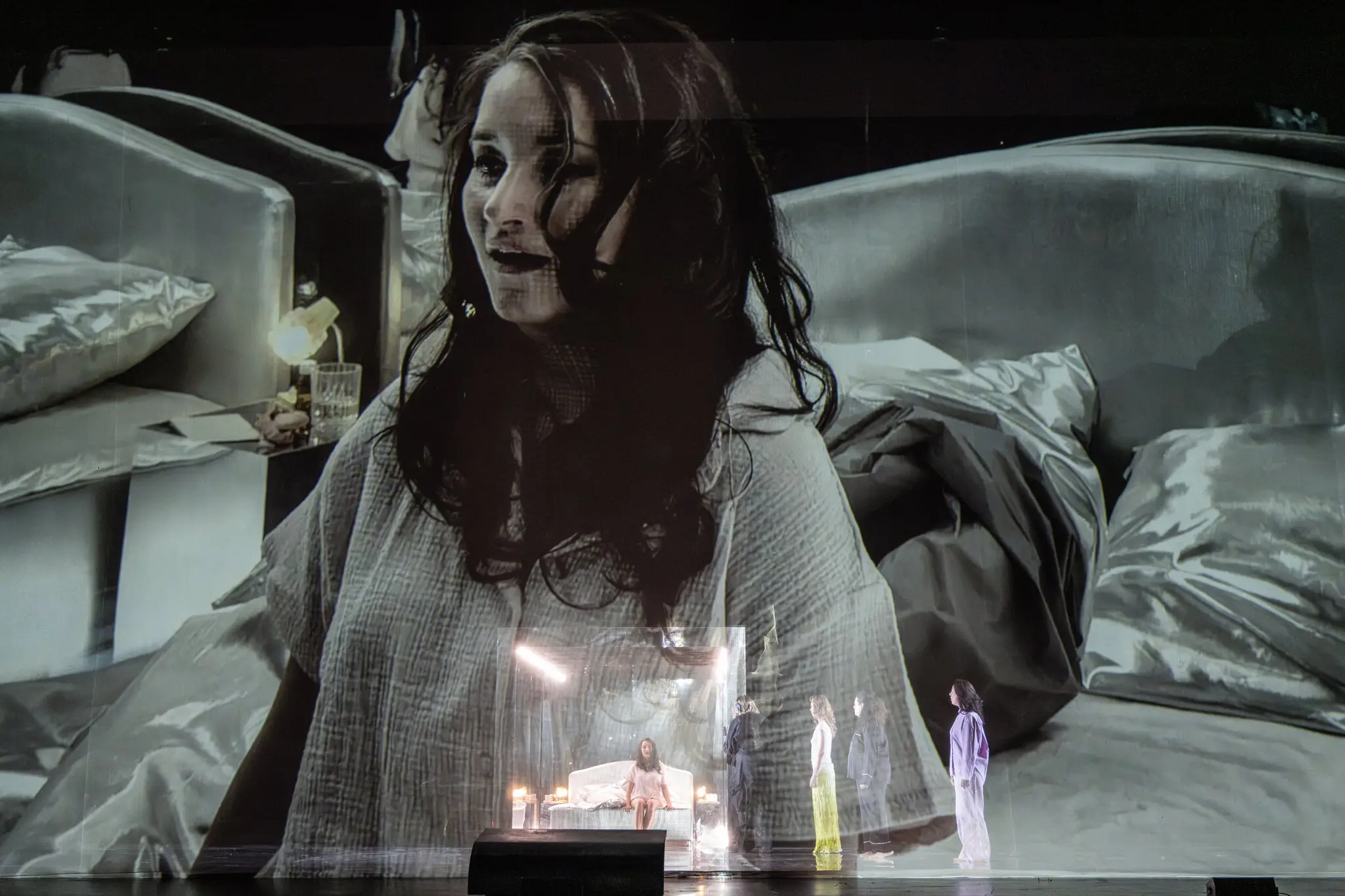 У фільмі «Lash» беруть участь чотири виконавиці — співачки Ноа Френкель, Сара Марія Сан та Анна Прохаска, а також акторка Катя Кольм, — які представляють окремі нитки єдиної свідомості.